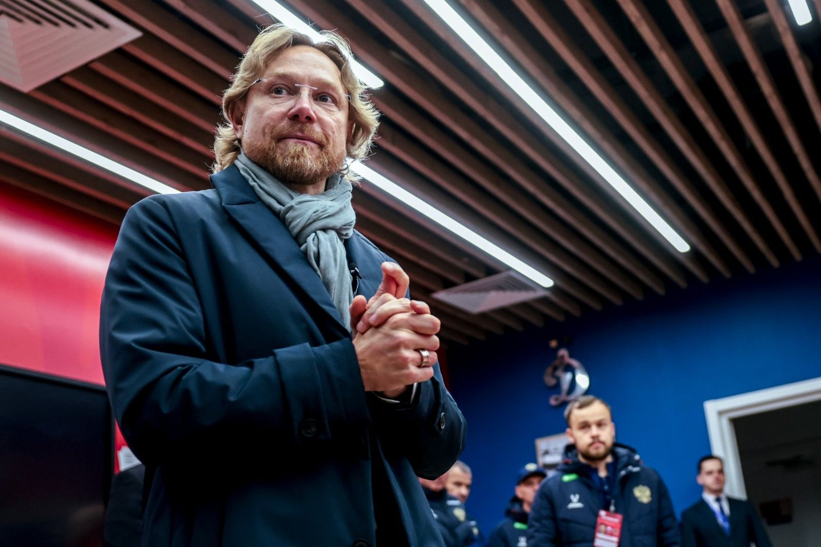 Главный тренер сборной России Валерий Карпин в раздевалке команды после товарищеского матча с Замбией в марте 2025 года. Фото: Михаил Шапаев / РФС ©