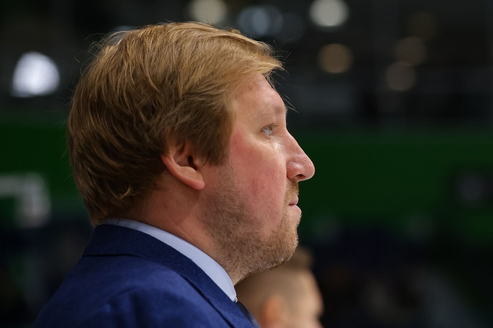 Тренер «Металлурга» Юрий Трубачев во время выездного матча КХЛ с «Салаватом Юлаевым» в ноябре 2024 года. Фото: metallurg.ru