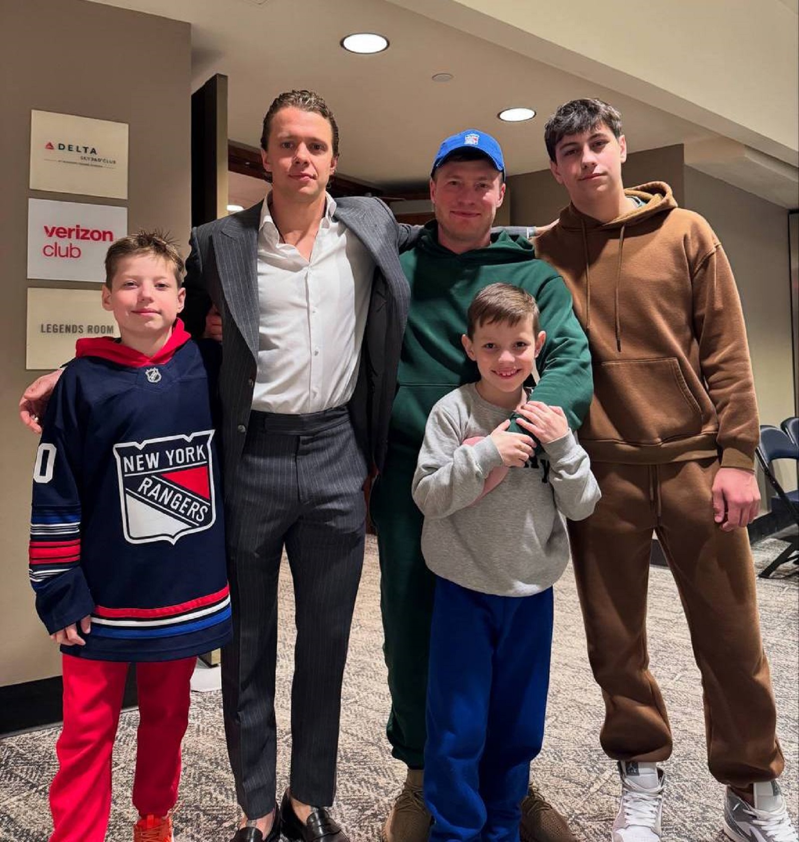 Форвард «Рейнджерс» Артемий Панарин и бывший хоккеист ряда клубов КХЛ Вадим Бердников со своими детьми