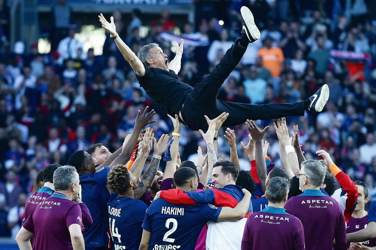 Футболисты «Пари Сен-Жермен» качают главного тренера Луиса Энрике (фото: соцсети «ПСЖ»)