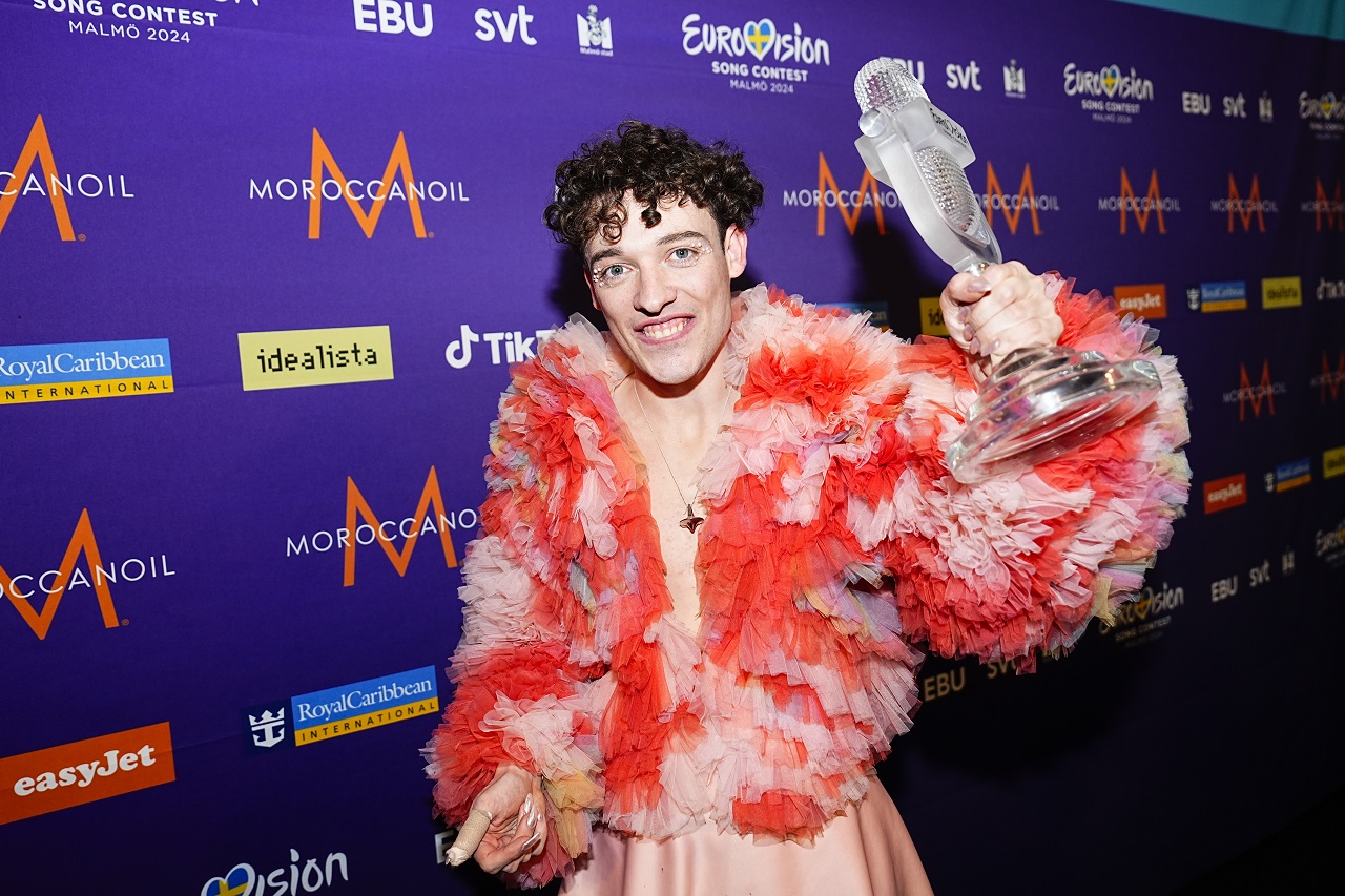 Певец Nemo/Немо (Швейцария) с трофеем за победу на «Евровидении-2024» (фото: Martin Sylvest Andersen/Getty Images)