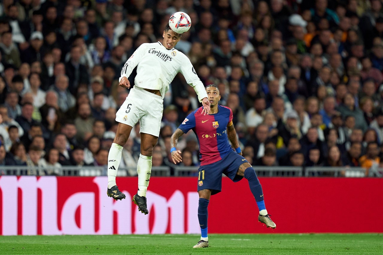 Джуд Беллингем («Реал» Мадрид) и Рафинья («Барселона») (фото: Angel Martinez/Getty Images)