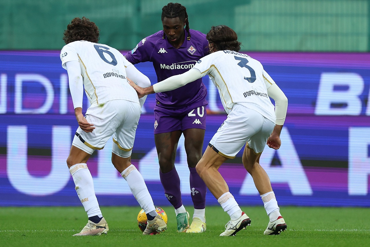 Мойзе Кин («Фиорентина»), Томмазо Ауджелло и Себастьяно Луперто («Кальяри») (фото: Gabriele Maltinti/Getty Images)