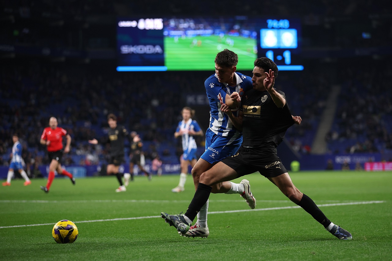 Андре Алмейда («Валенсия») и Рафель Бауса («Эспаньол») (фото: Eric Alonso/Getty Images)
