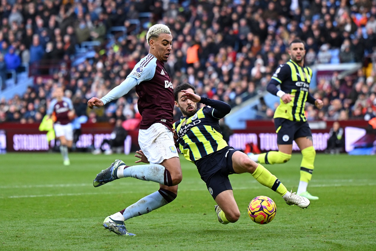 Морган Роджерс («Астон Вилла») и Бернарду Силва («Манчестер Сити») (фото: Shaun Botterill/Getty Images)