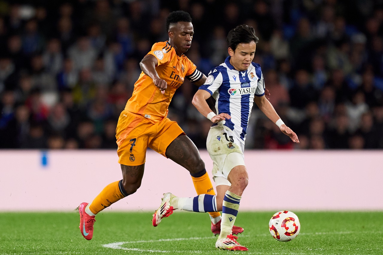 Винисиус Жуниор («Реал» Мадрид) и Такефуса Кубо («Реал Сосьедад») (фото: Juan Manuel Serrano Arce/Getty Images)