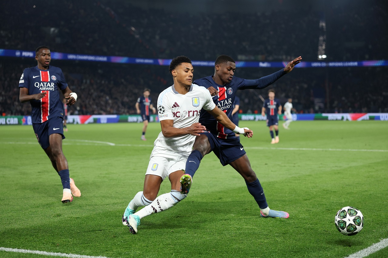 Олли Уоткинс («Астон Вилла») и Вильян Пачо («Пари Сен-Жермен») (фото: Michael Steele/Getty Images)