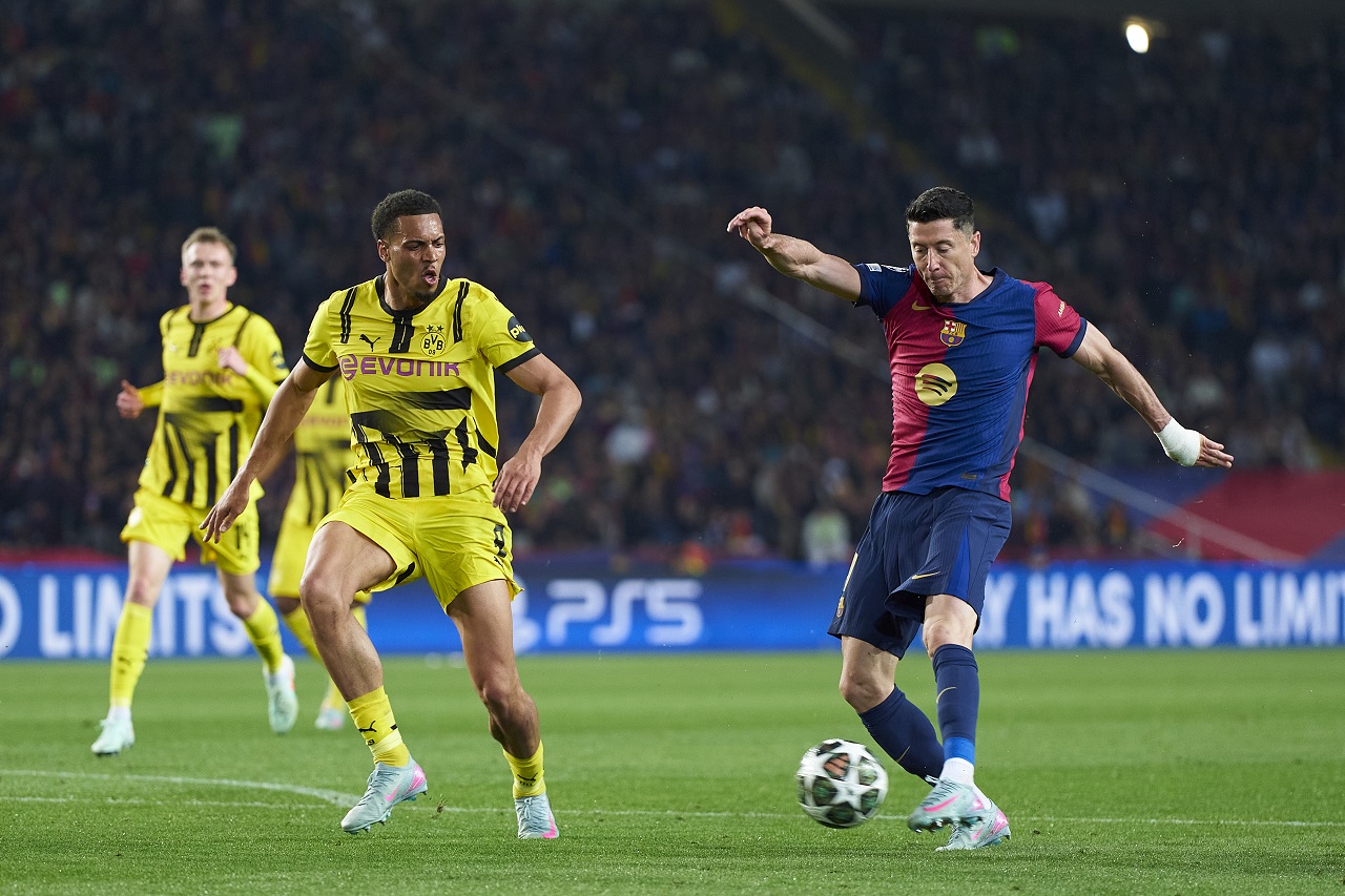 Роберт Левандовский («Барселона») и Феликс Нмеча («Боруссия» Дортмунд) (фото: Pedro Salado/Getty Images)