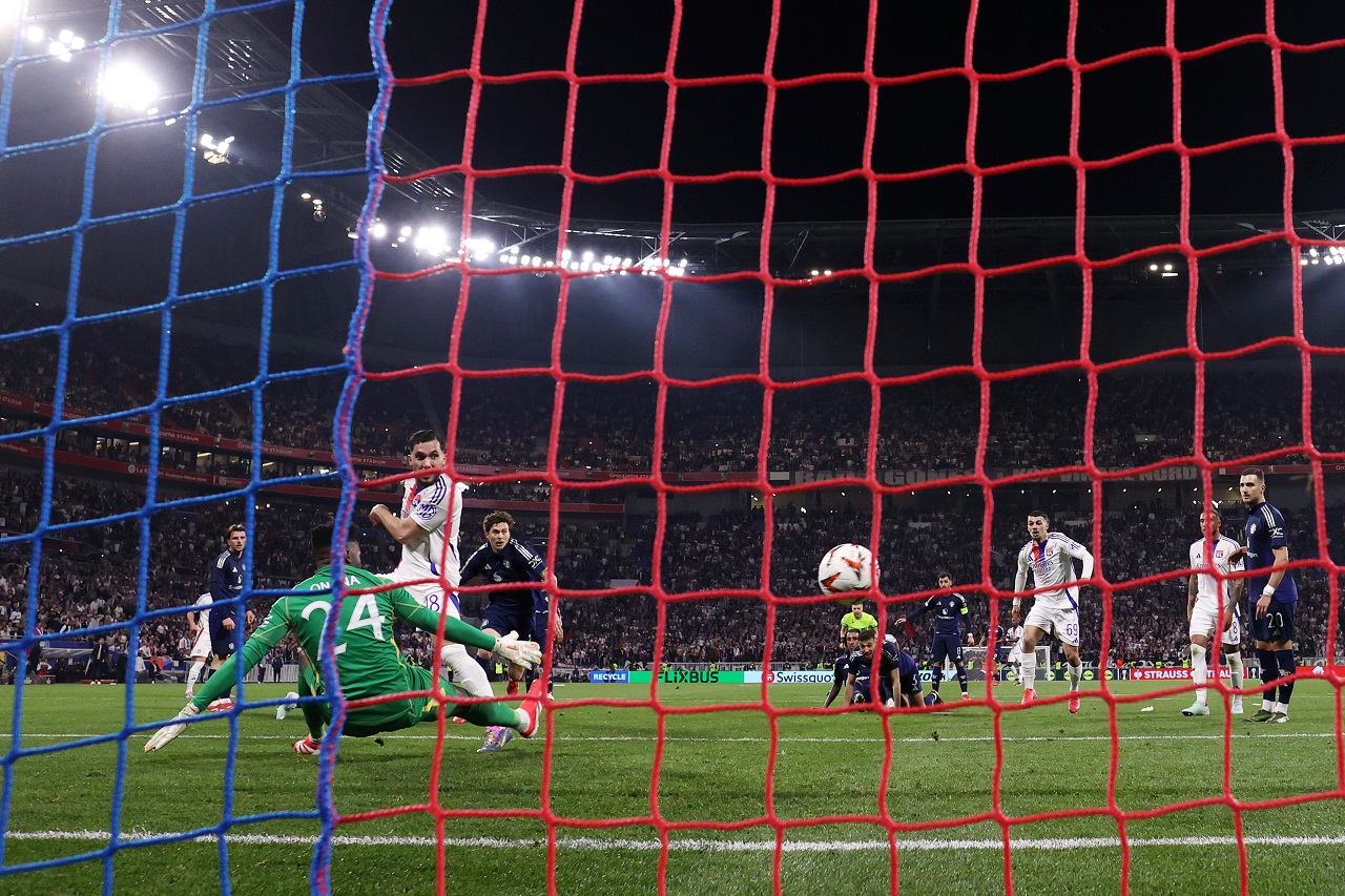 Андре Онана («Манчестер Юнайтед») и Райан Шерки («Лион») (фото: Michael Steele/Getty Images)