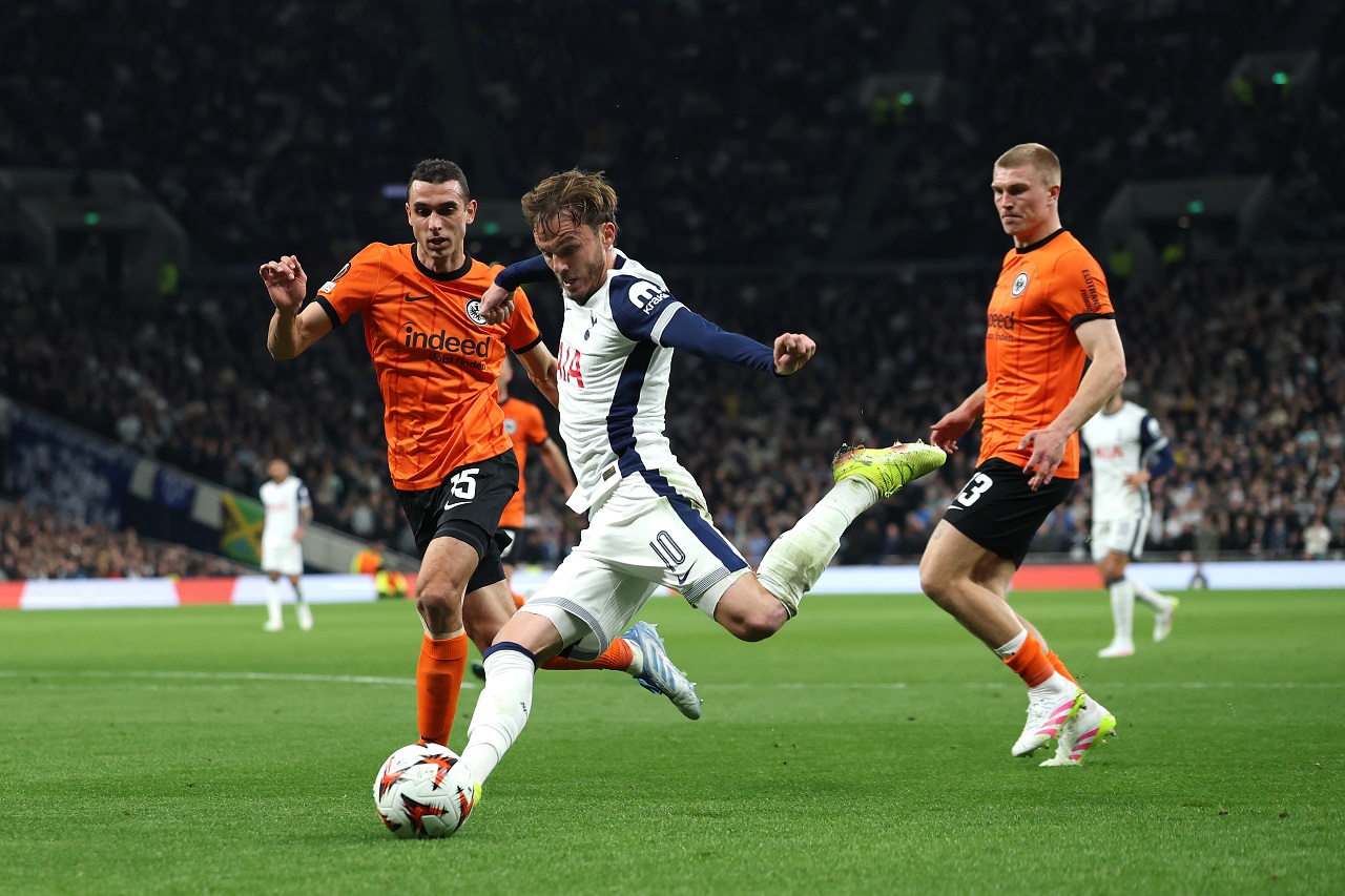 Джеймс Мэддисон («Тоттенхэм») в матче с «Айнтрахтом» (фото: Alex Pantling/Getty Images)