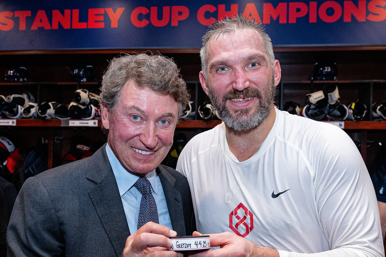 Александр Овечкин и Уэйн Гретцки (фото: соцсети «Вашингтон Кэпиталс»)