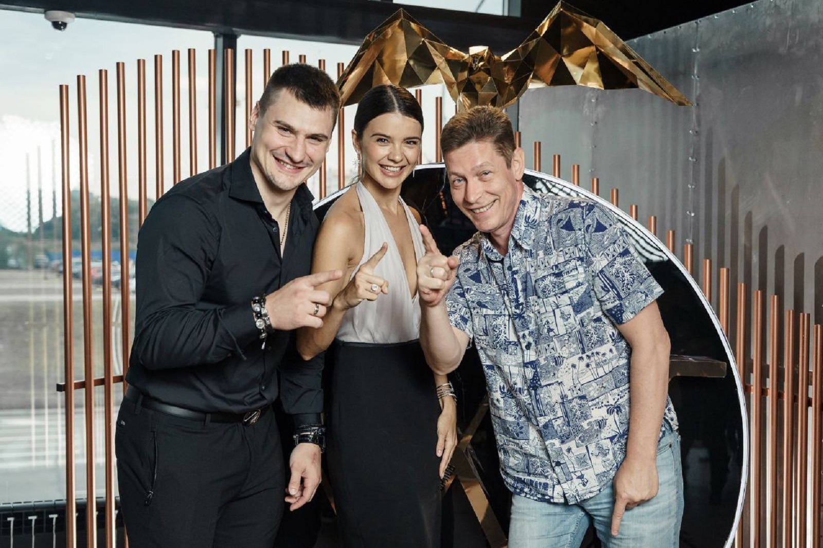 Хоккейный комментатор, бывший скаут сборной России Сергей Федотов и защитник «Каролины» Дмитрий Орлов с женой