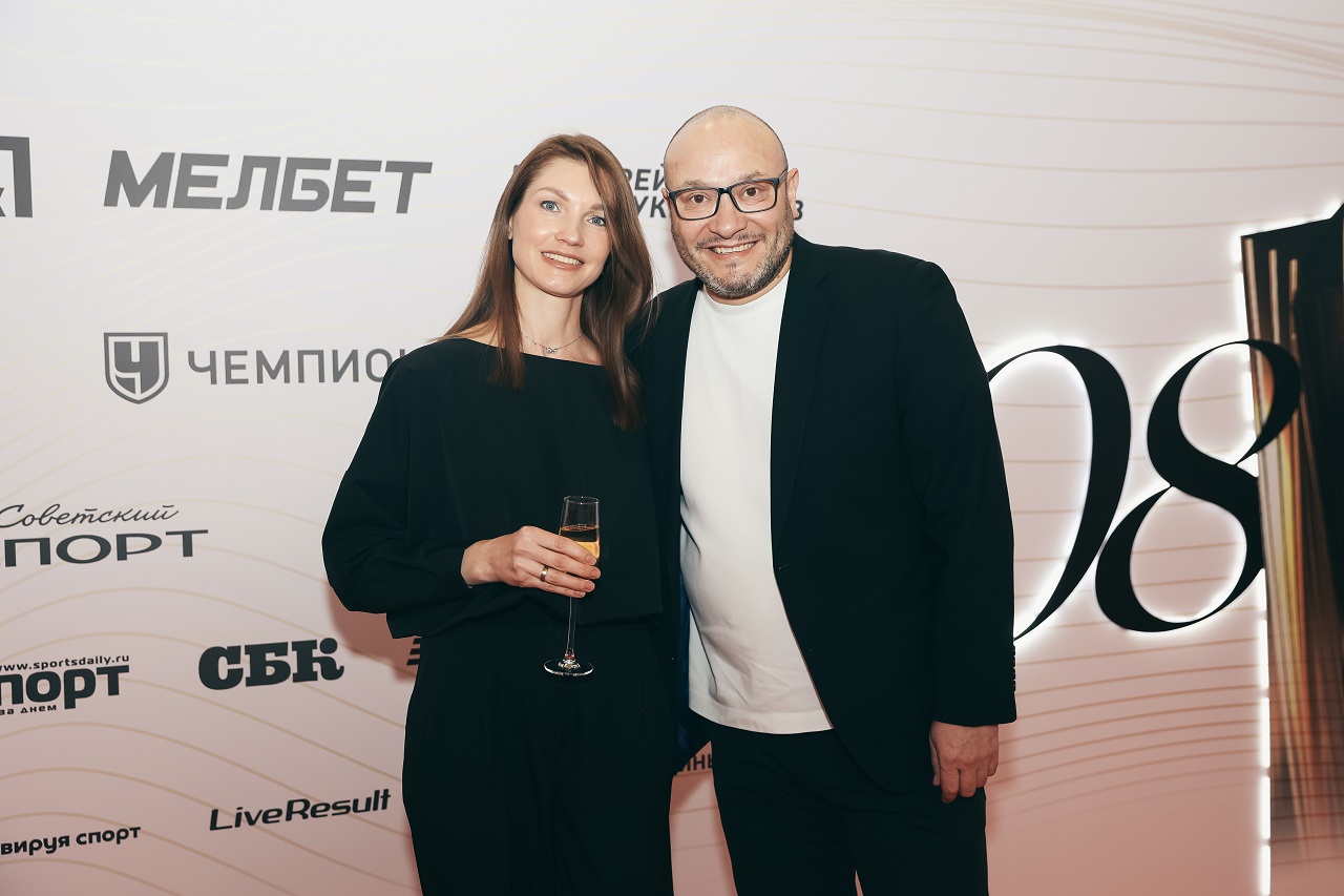 Комментатор «Матч ТВ» Константин Генич прибыл на Премию РБ 2025 с женой Ириной