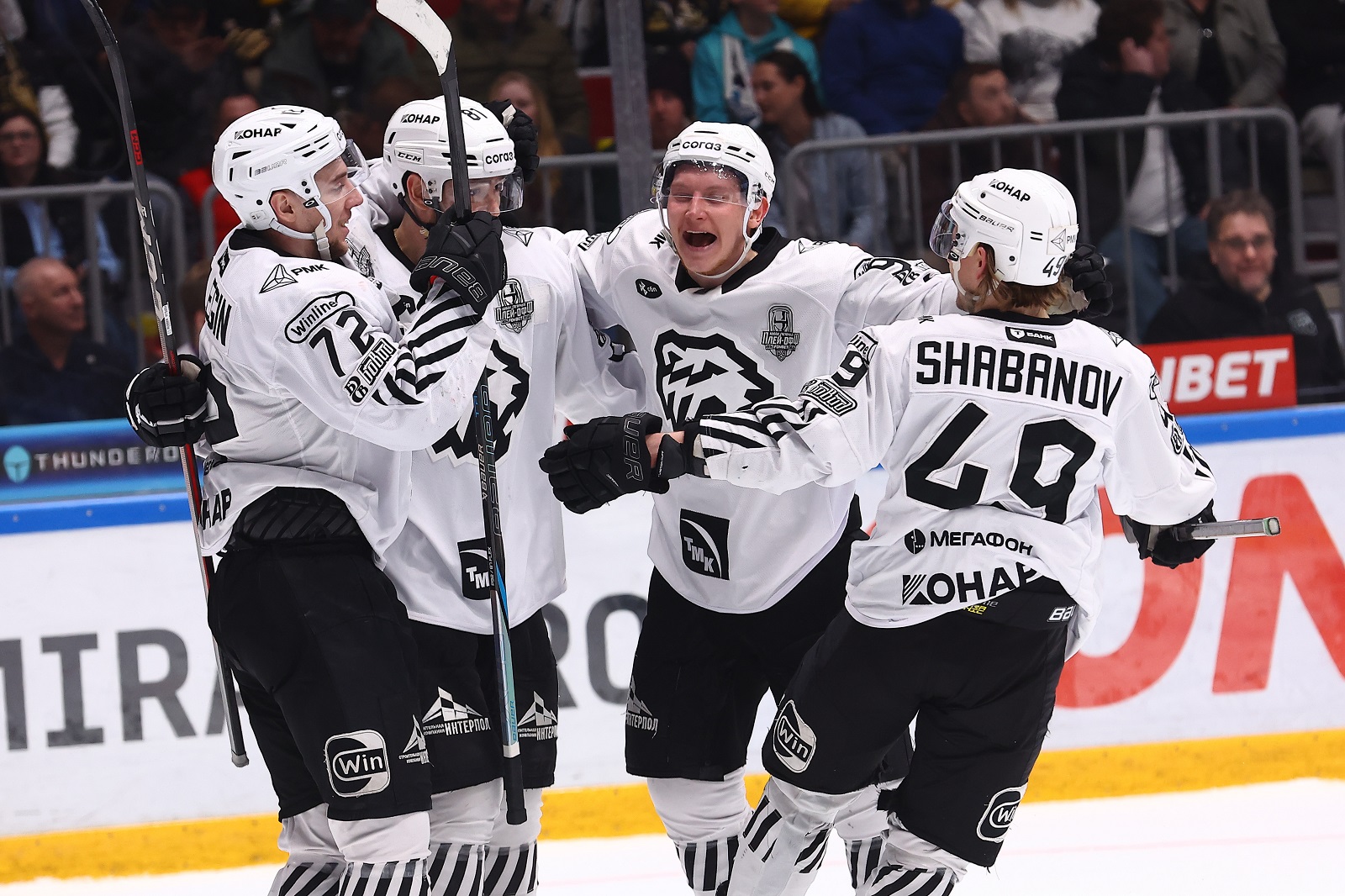 Игроки «Трактора» празднуют победу над «Адмиралом» 2 апреля 2025 года / hcadmiral.pro