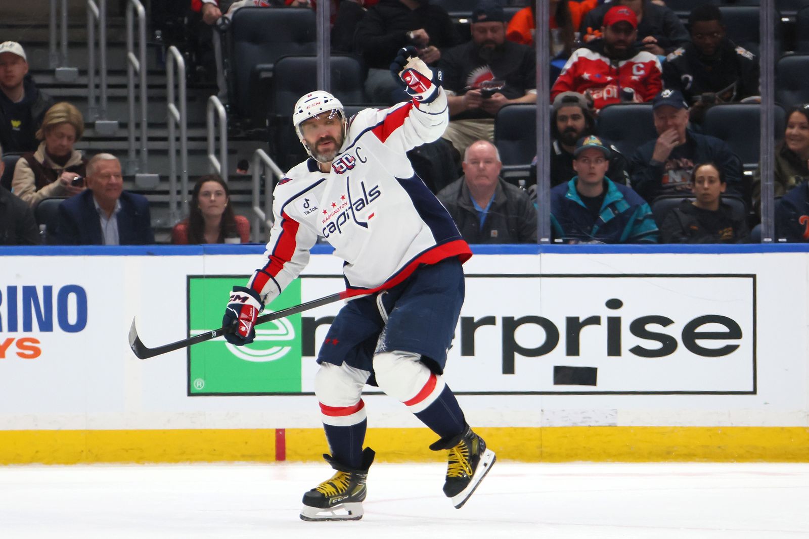 Александр Овечкин радуется 895-й заброшенной шайбе в регулярных чемпионатах НХЛ. Фото: Bruce Bennett/Getty Images