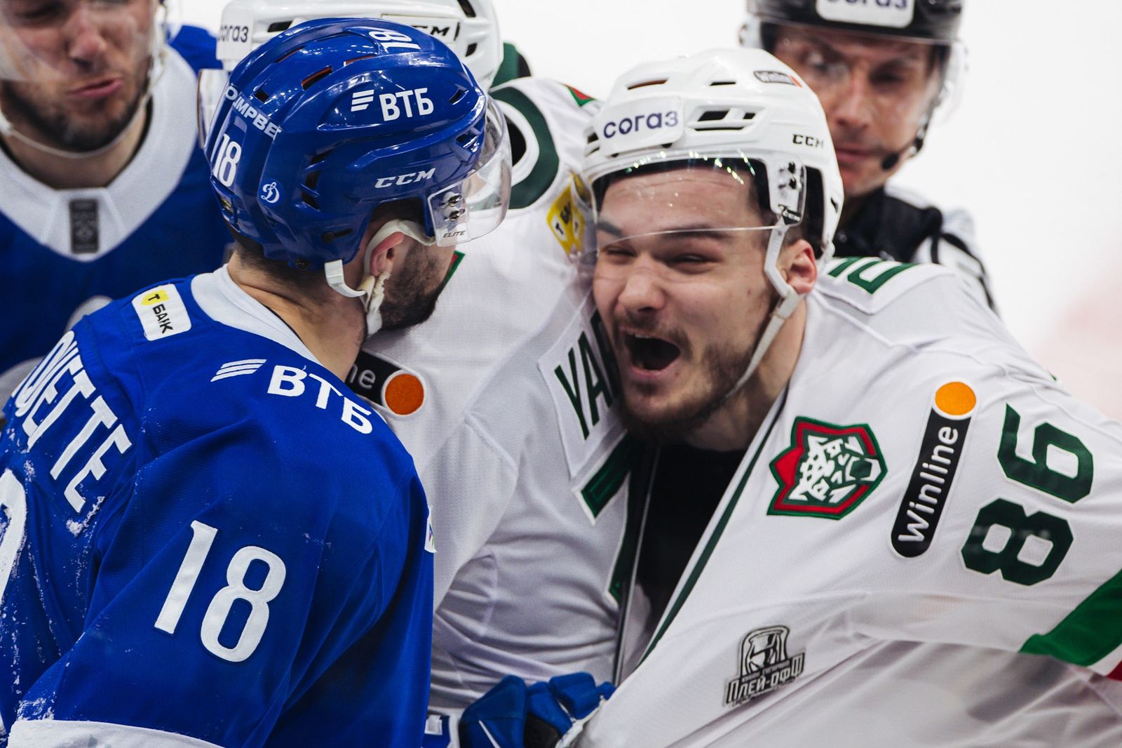 Седрик Пакетт из московского «Динамо» и Никита Дыняк из «Ак Барса» в матче плей-офф Кубка Гагарина в апреле 2025 года. Фото: dynamo.ru