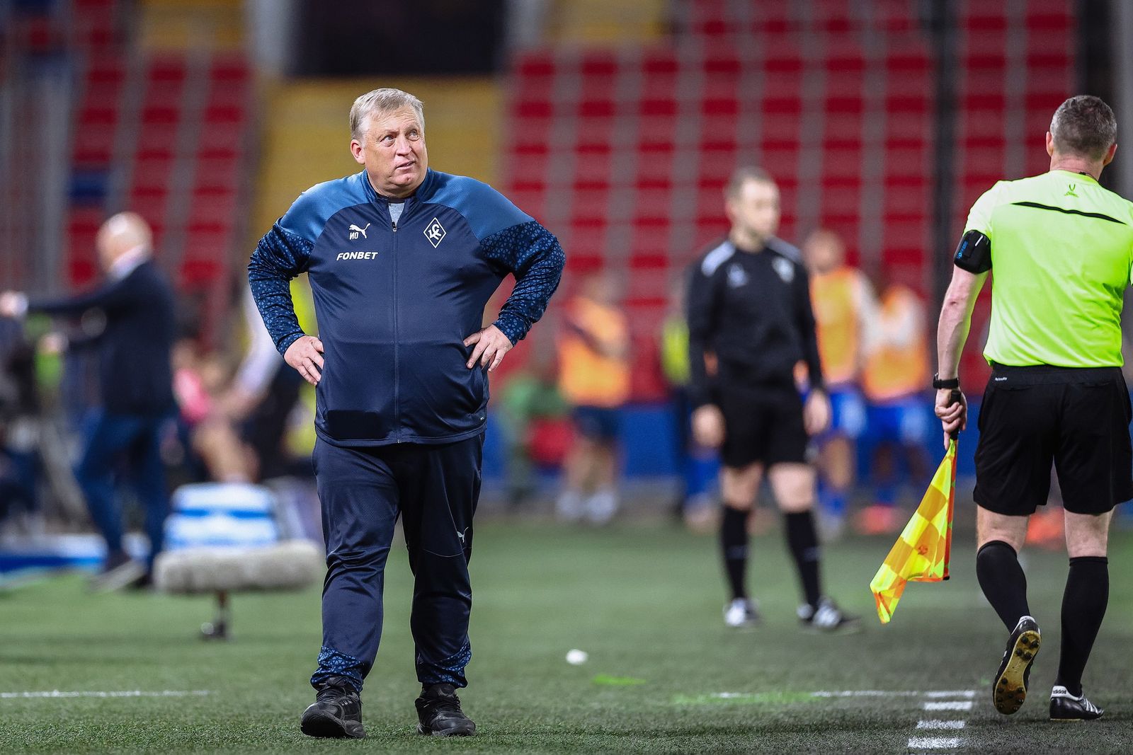 Главный тренер «Крыльев Советов» Игорь Осинькин во время матча РПЛ с ЦСКА в апреле 2025 года. Фото: pfcks.ru