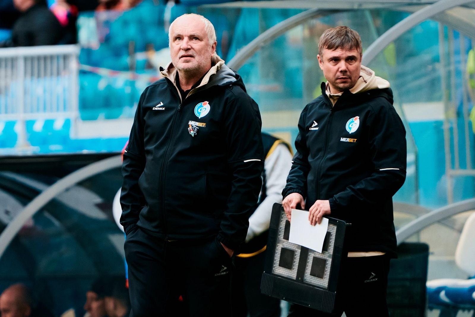 Главный тренер «Факела» Игорь Шалимов (слева) во время матча РПЛ с «Акроном» в апреле 2025 года. Фото: fakelfc.ru
