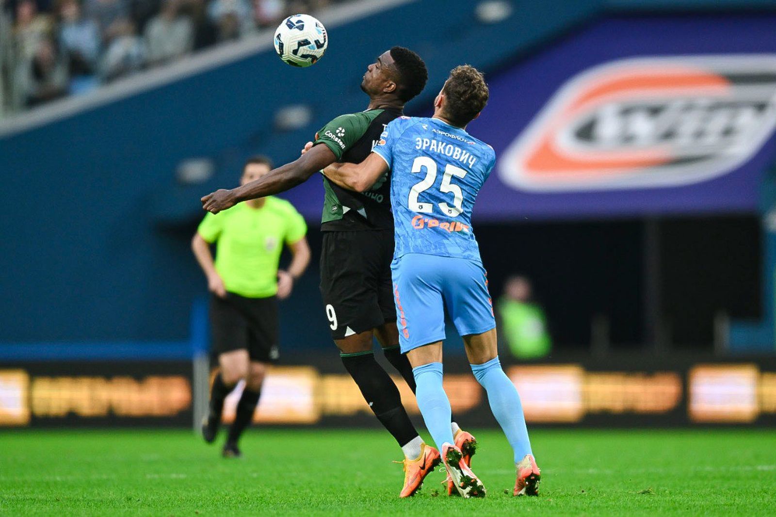 Джон Кордоба из «Краснодара» и Страхиня Эракович из «Зенита» в матче РПЛ в апреле 2025 года. Фото: fckrasnodar.ru