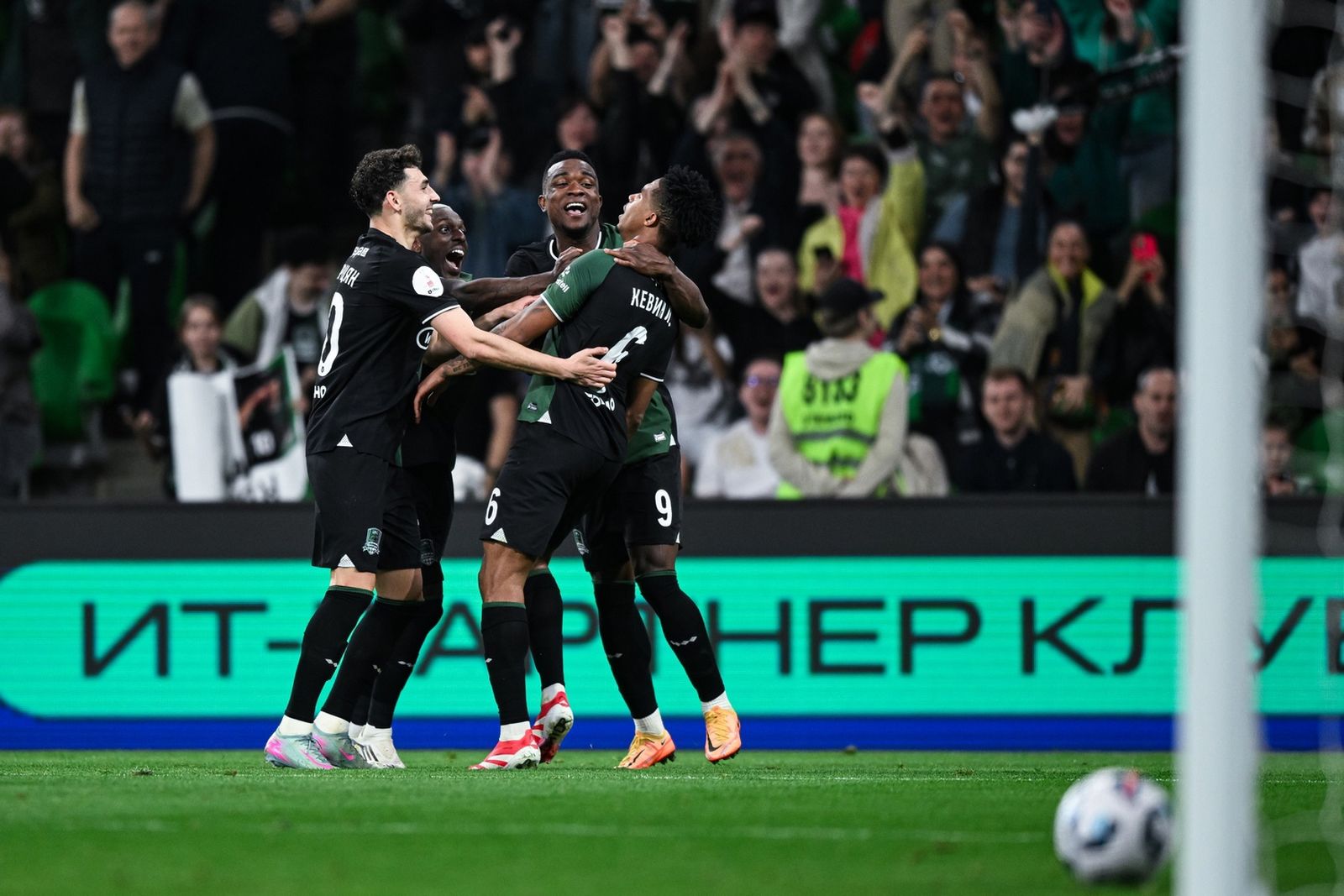 Футболисты «Краснодара» радуются голу Кевина Ленини в матче РПЛ с «Ахматом» в апреле 2025 года. Фото: fckrasnodar.ru