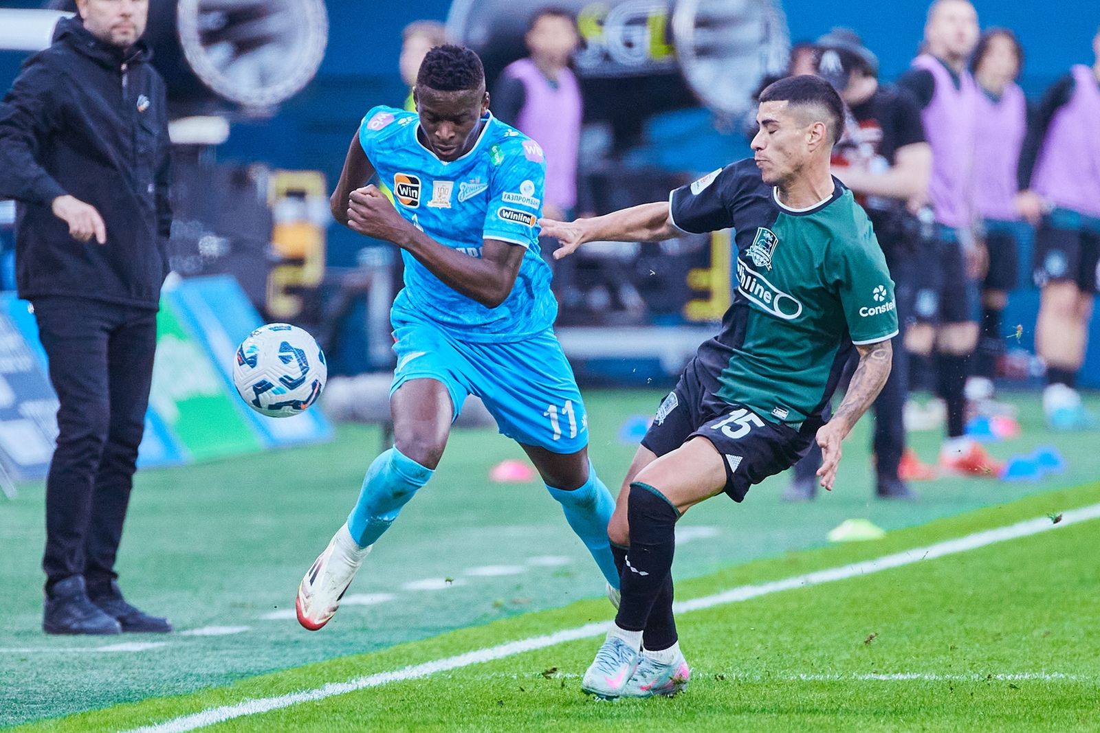 Луис Энрике из «Зенита» и Лукас Оласа из «Краснодара» в матче РПЛ в апреле 2025 года. Фото: fc-zenit.ru