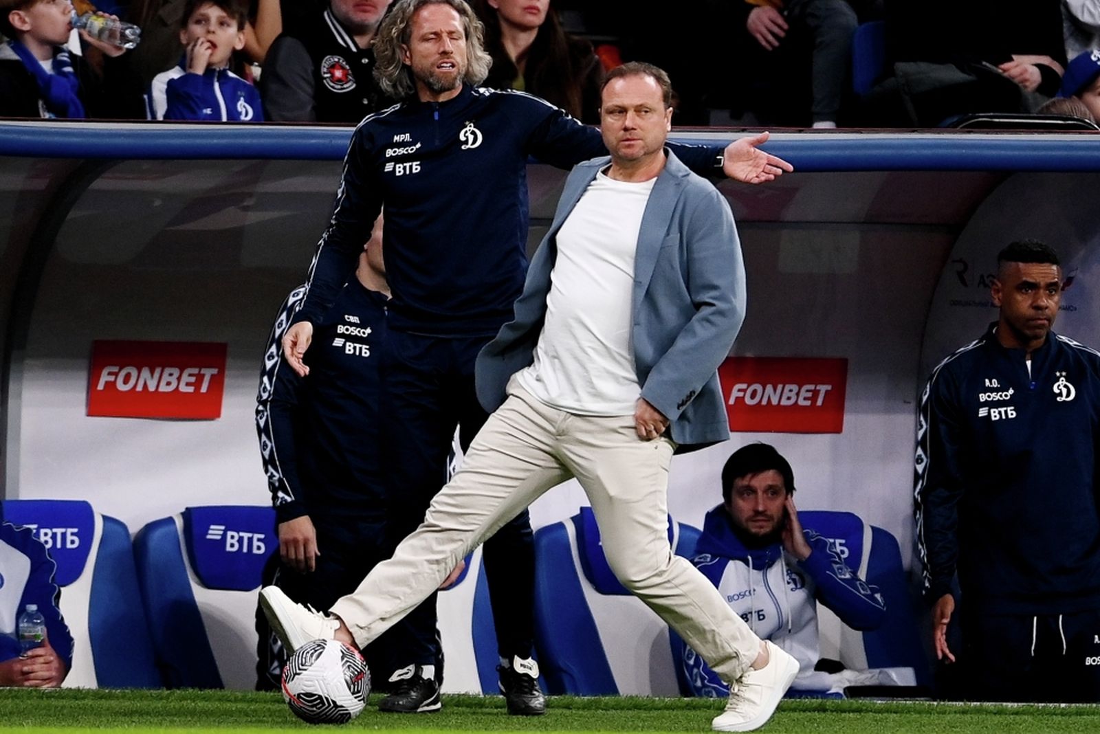Главный тренер московского «Динамо» Марцел Личка (на ближнем плане) во время ответного матча FONBET Кубка России с ЦСКА в апреле 2025 года. Фото: Алексей Филиппов / РИА Новости ©