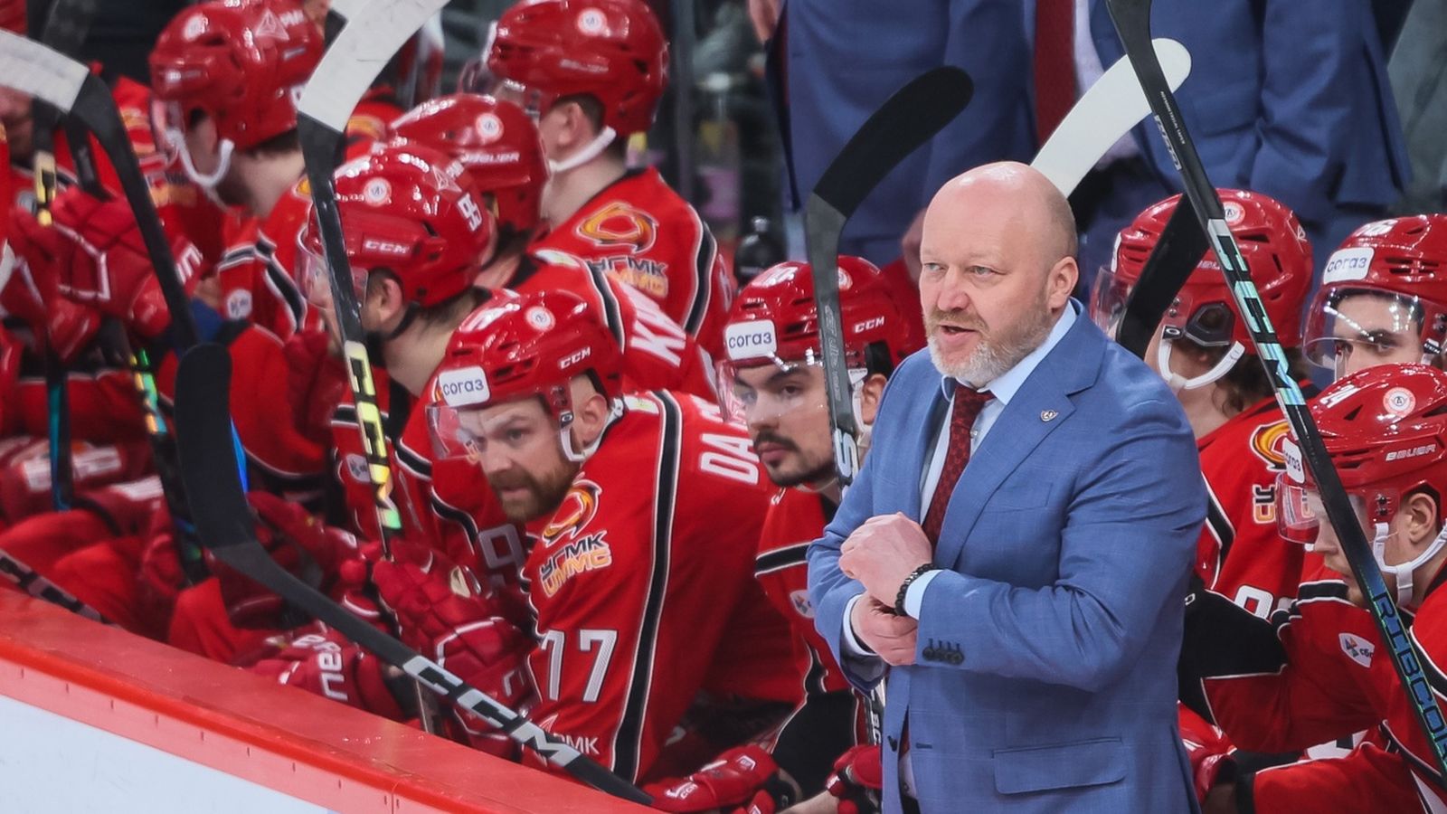 Главный тренер «Автомобилиста» Николай Заварухин и его подопечные во время матча 1/8 финала Кубка Гагарина с «Ак Барсом» в апреле 2025 года. Фото: hc-avto.ru