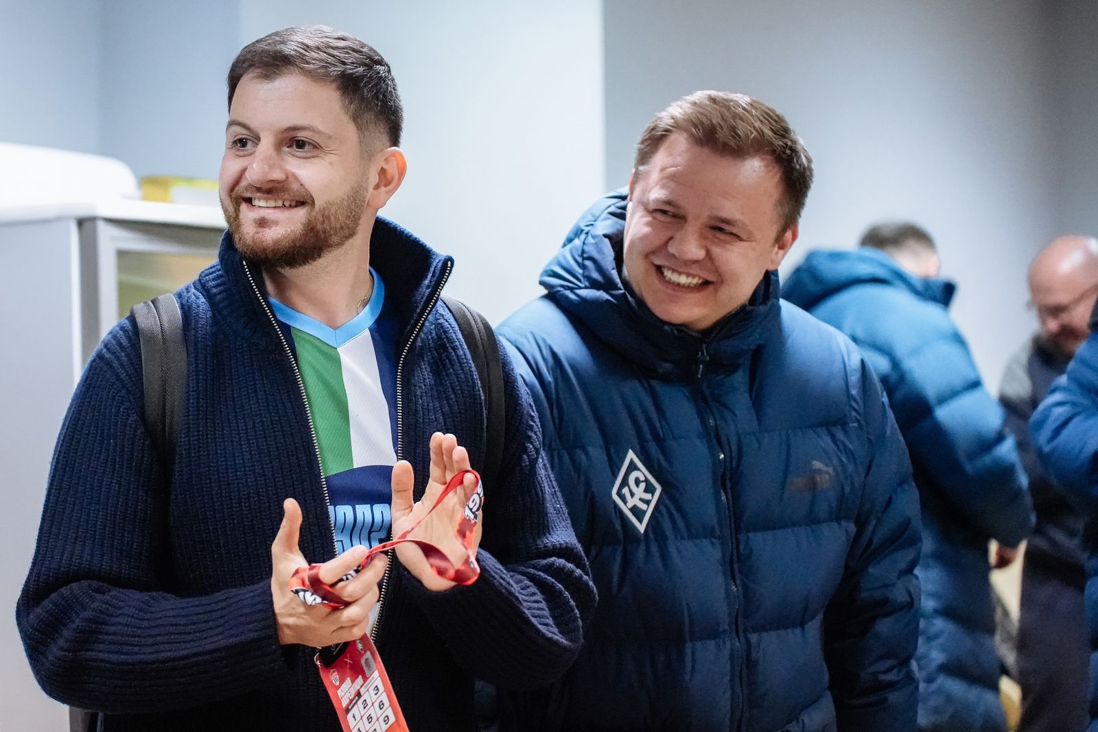 Генеральный директор «Крыльев Советов» Роберт Тер-Абрамян и его заместитель Руслан Пименов в раздевалке команды после матча РПЛ с «Химками» в апреле 2025 года. Фото: pfcks.ru