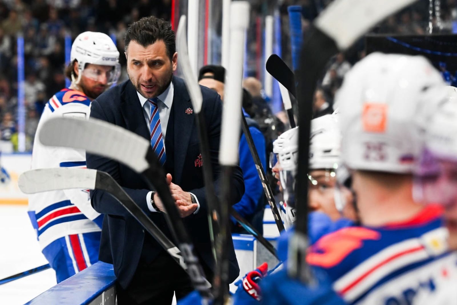 Главный тренер СКА Роман Ротенберг в матче 1/8 финала Кубка Гагарина с московским «Динамо» в апреле 2025 года. Фото: ska.ru