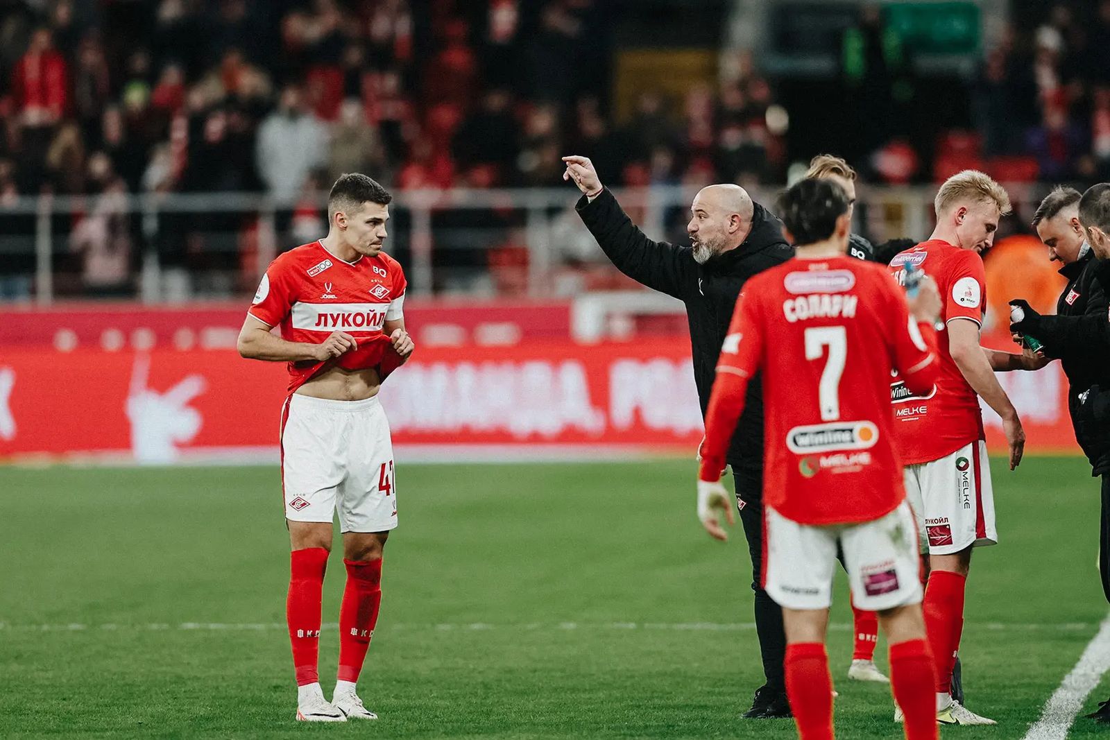 Роман Зобнин и Деян Станкович общаются во время паузы в матче РПЛ «Спартак» — «Динамо» (Махачкала) в апреле 2025 года. Фото: spartak.com