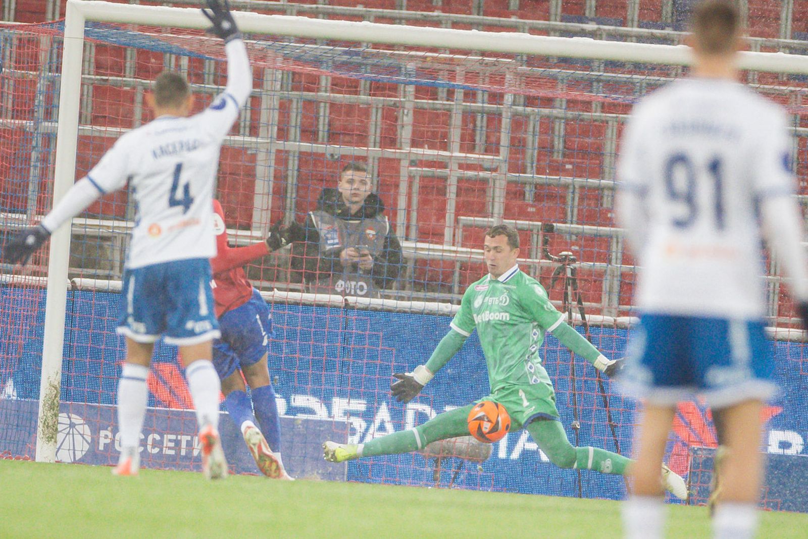 Нападающий ЦСКА Сауль Гуарирапа забивает в матче РПЛ с «Динамо» в апреле 2025 года, вратарь бело-голубых Андрей Лунев бессилен. Фото: fcdynamo.ru