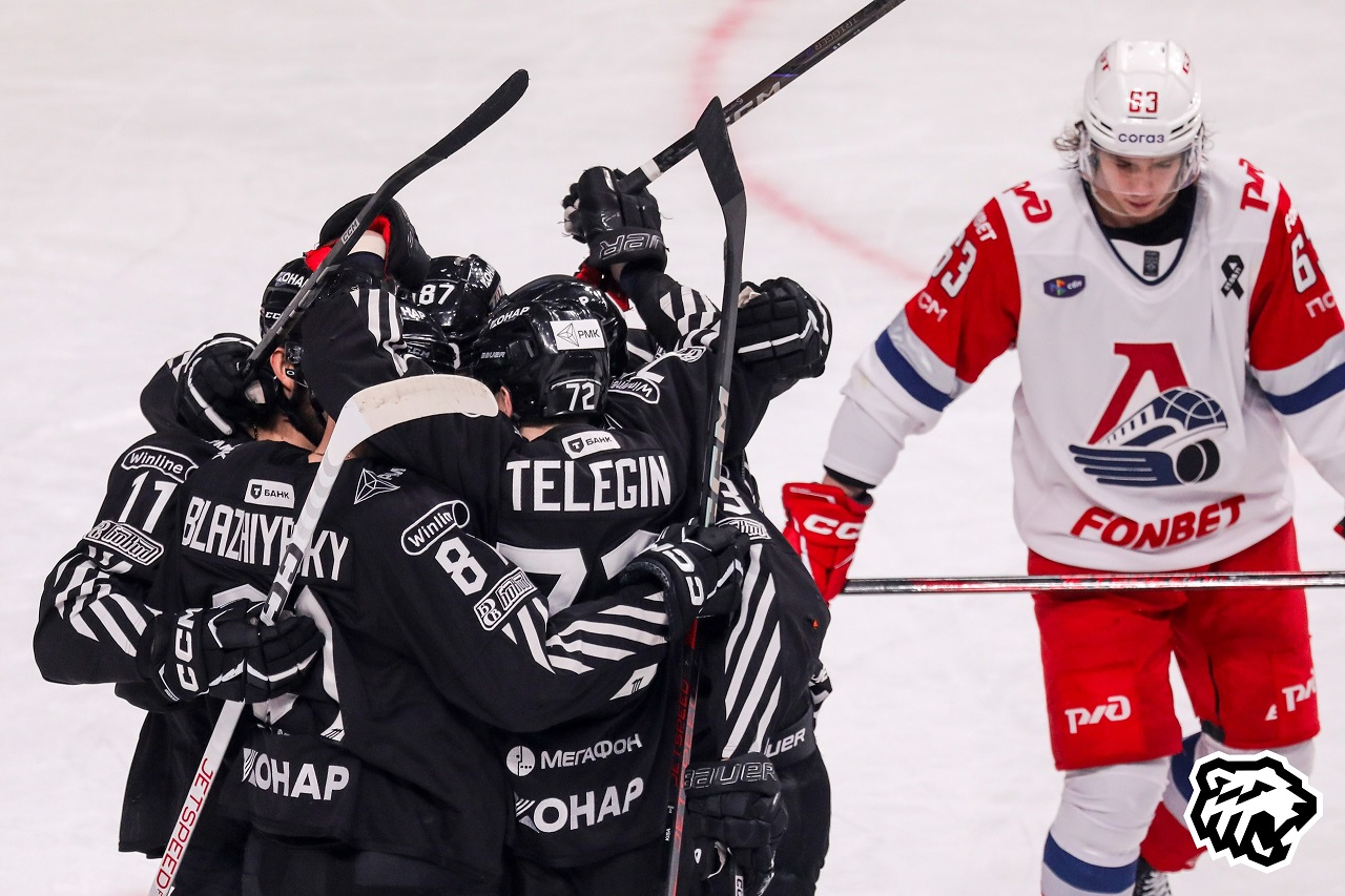 Сергей Телегин и Артем Блажиевский («Трактор») и Павел Красковский («Локомотив») (фото: соцсети челябинского клуба)