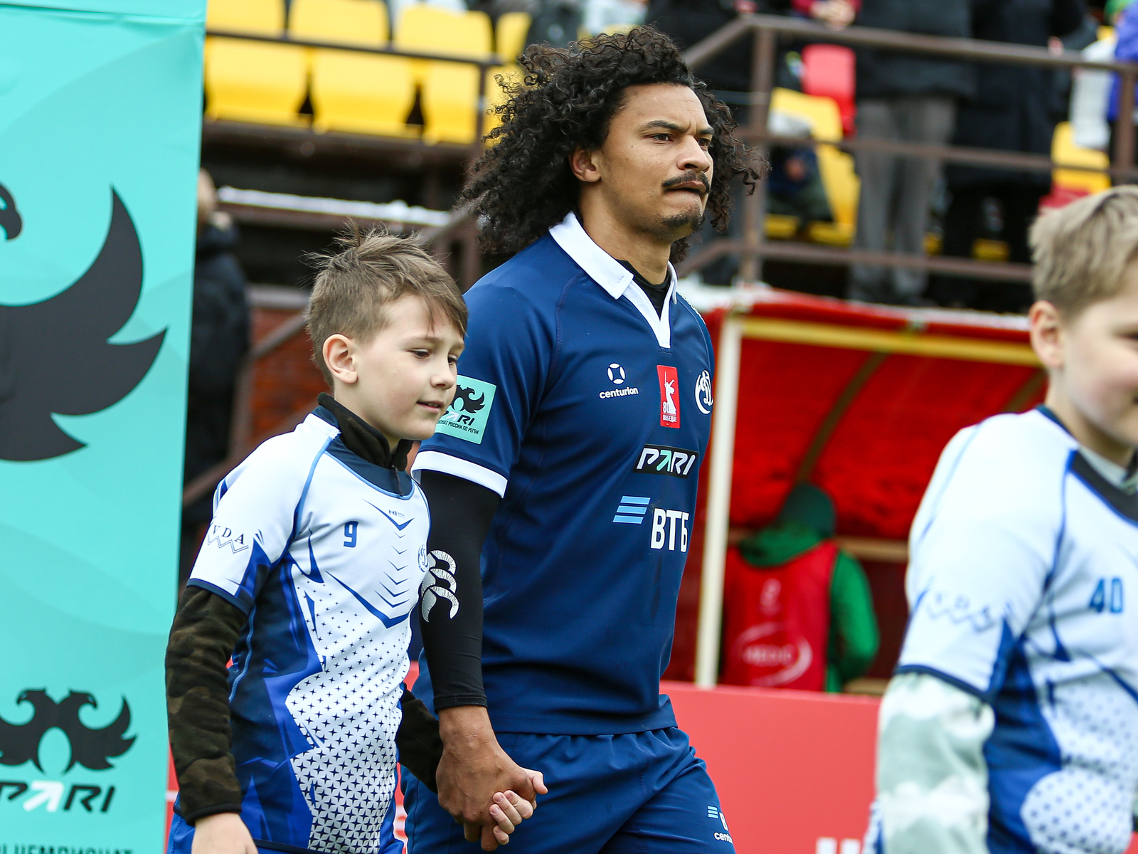 Кортни Винаар