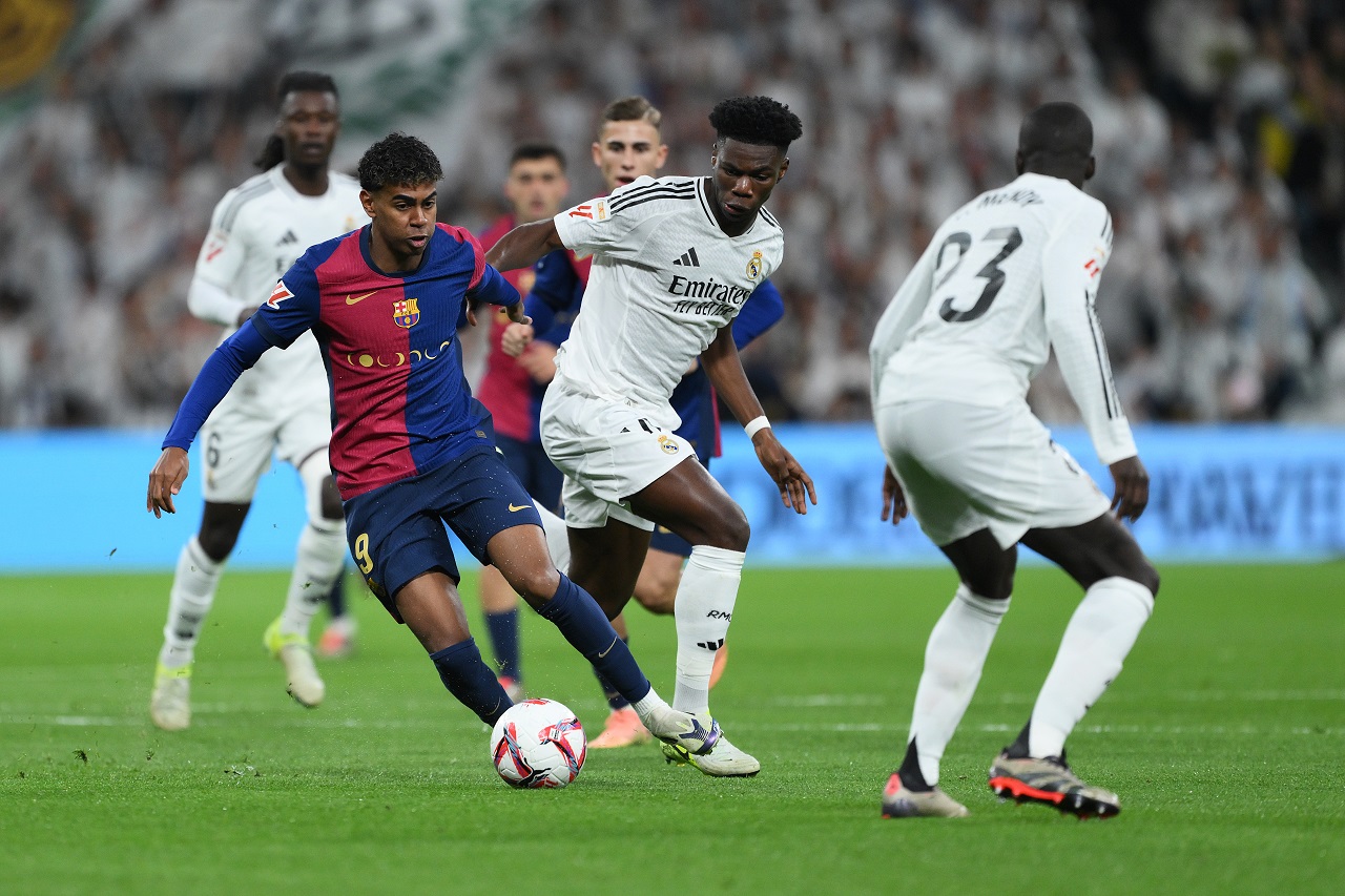 Ламин Ямаль («Барселона»), Орельен Тчуамени и Ферлан Менди («Реал» Мадрид) (фото: David Ramos/Getty Images)