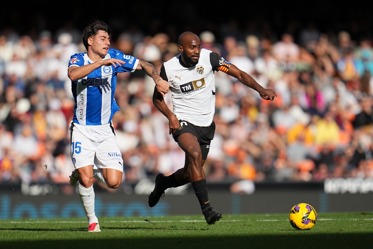 Димитри Фулькье («Валенсия») и Карлос Мартин («Алавес») (фото: Aitor Alcalde/Getty Images)