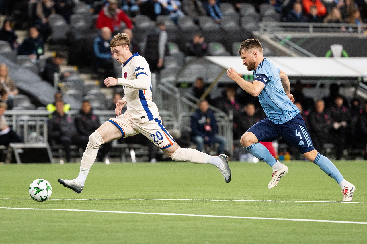 Коул Палмер («Челси») и Якоб Уне-Ларссон («Юргорден») (фото: Michael Campanella/Getty Images)