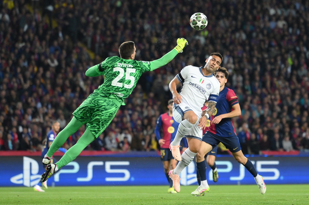 Лаутаро Мартинес («Интер») и Войцех Шченсный («Барселона») (фото: David Ramos/Getty Images)