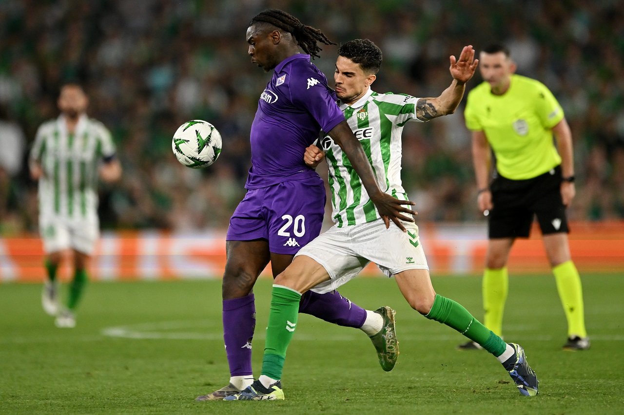 Мойзе Кин («Фиорентина») и Марк Бартра («Бетис») (фото: Denis Doyle/Getty Images)