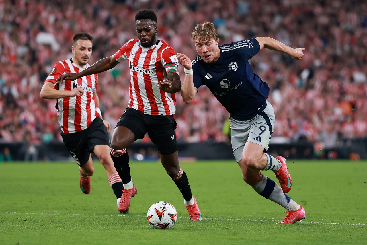 Иньяки Уильямс («Атлетик» Бильбао) и Расмус Хейлунд («Манчестер Юнайтед») (фото: Clive Brunskill/Getty Images)