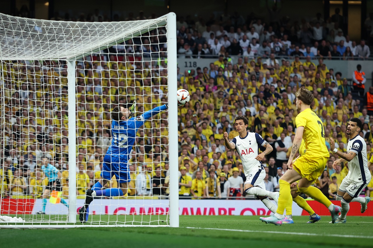 Никита Хайкин («Буде-Глимт») и Бреннан Джонсон («Тоттенхэм») (фото: Ryan Pierse/Getty Images)