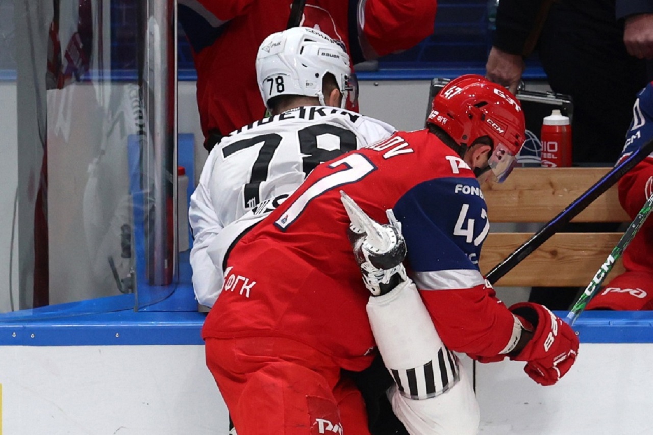 Александр Радулов («Локомотив» Ярославль) и Александр Кадейкин («Трактор») (фото: соцсети ярославского клуба)