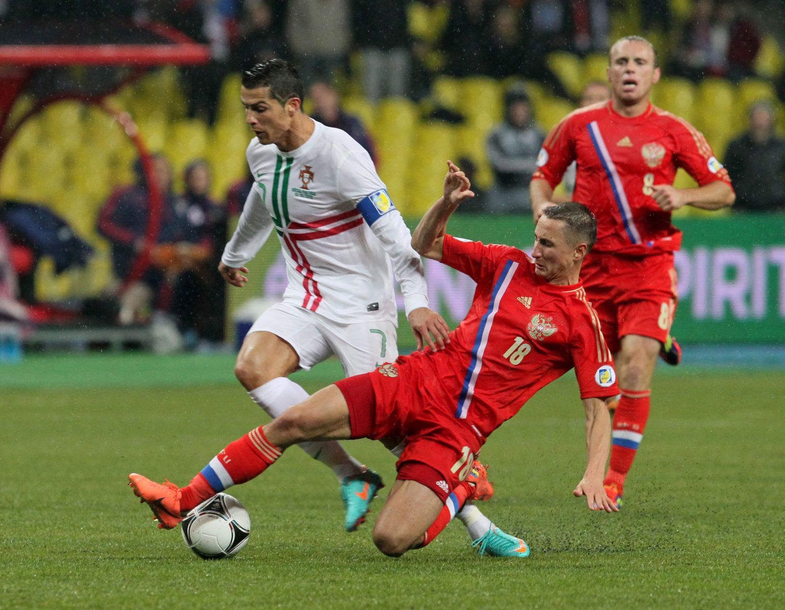 Криштиану Роналду и Владимир Быстров. Россия — Португалия (10) 12 октября 2012. ЧМ-2014. Отборочный турнир. Фото EPA