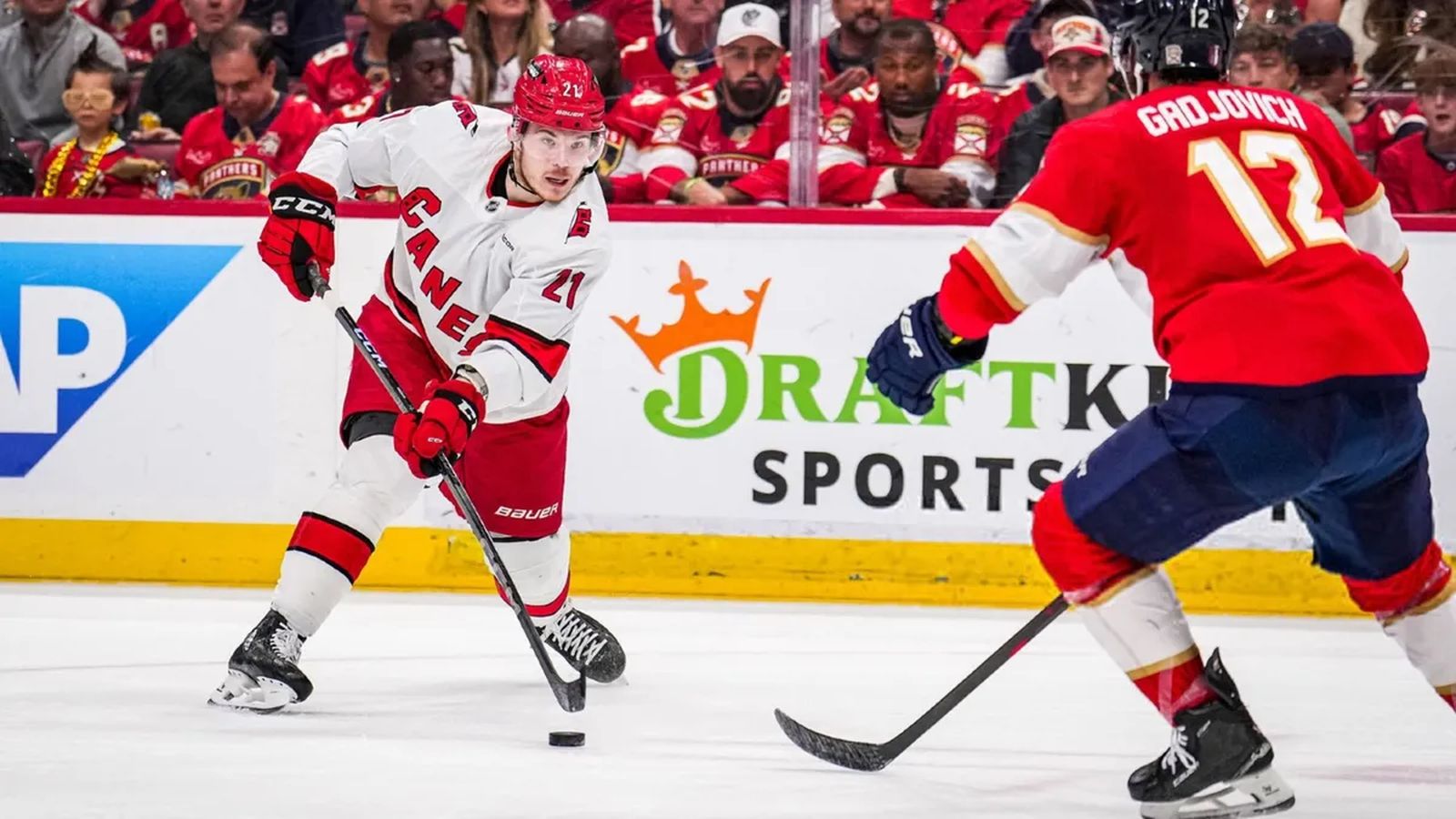 Защитник клуба НХЛ «Каролина Харрикейнз» Александр Никишин (слева) в матче Кубка Стэнли с «Флорида Пантерз». Фото: nhl.com