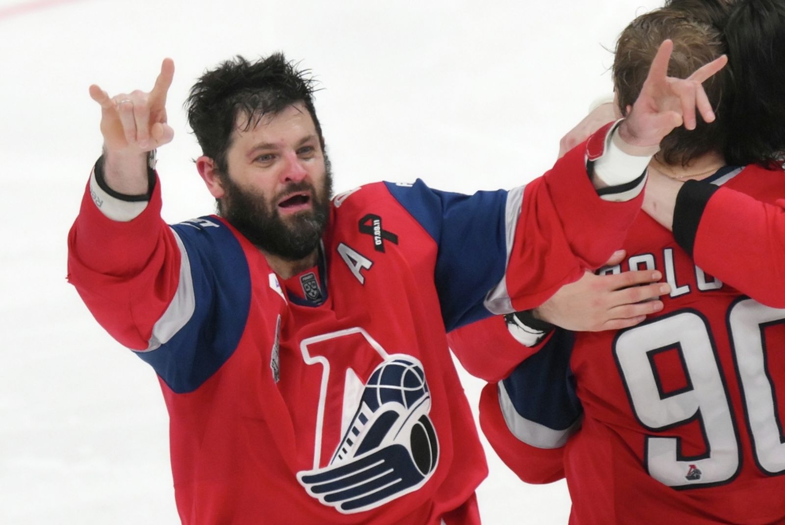 21 мая 2025 года. Нападающий «Локомотива» Александр Радулов радуется победе в пятом матче финальной серии Кубка Гагарина с «Трактором». Фото: Григорий Сысоев / РИА Новости ©