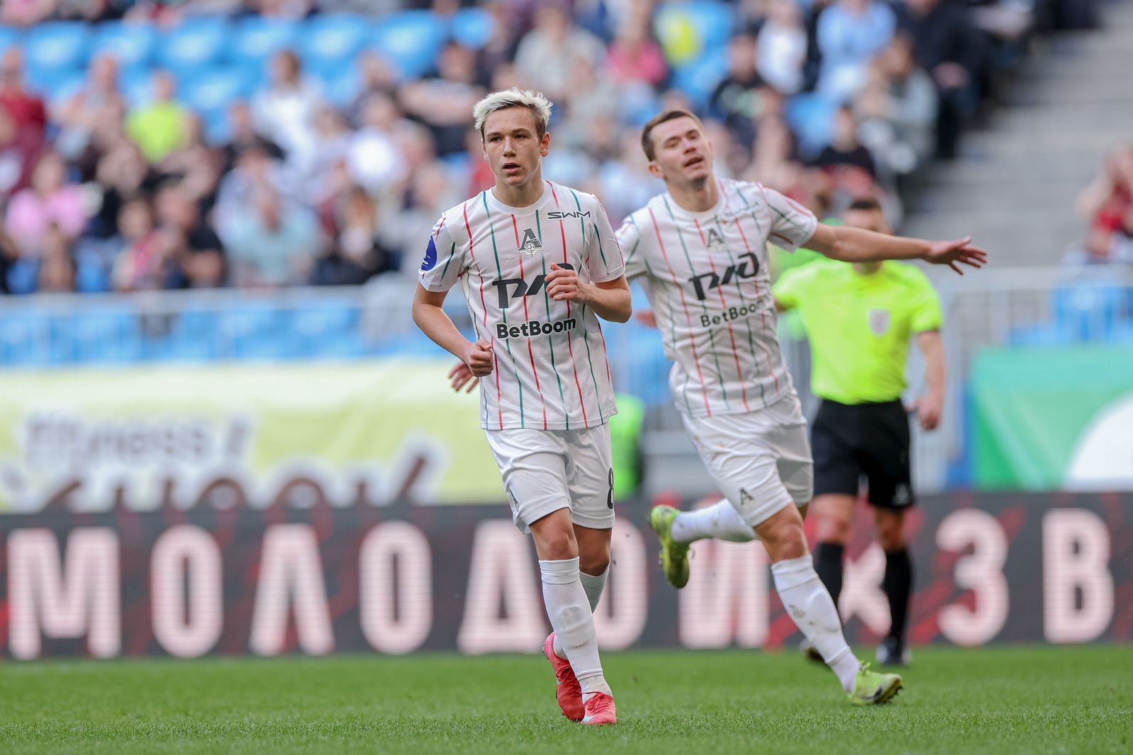 24 мая 2025 года. Полузащитник «Локомотива» Алексей Батраков (в центре) радуется голу с пенальти в матче РПЛ с «Акроном». Фото: fclm.ru