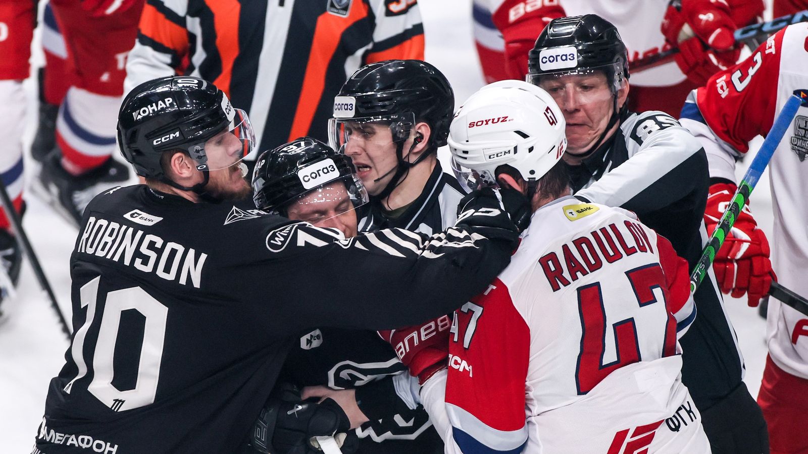 19 мая 2025 мая. Нападающий «Трактора» Чарльз Робинсон наносит удар в лицо форварду «Локомотива» Александру Радулову после финальной сирены в четвертом матче финальной серии Кубка Гагарина. Фото: hctraktor.org