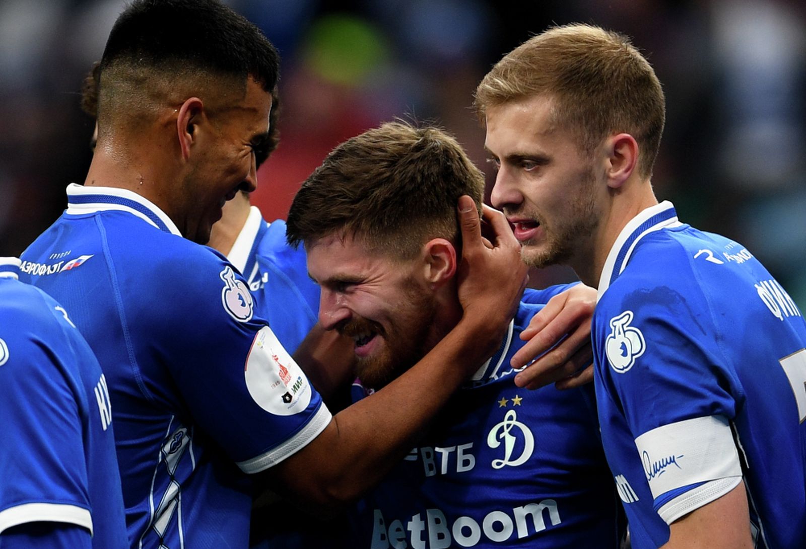 11 мая 2025 года. Полузащитник московского «Динамо» Данил Глебов (в центре) с партнерами по команде радуется забитому мячу в ворота «Спартака» в матче РПЛ. Фото: Алексей Филиппов / РИА Новости ©