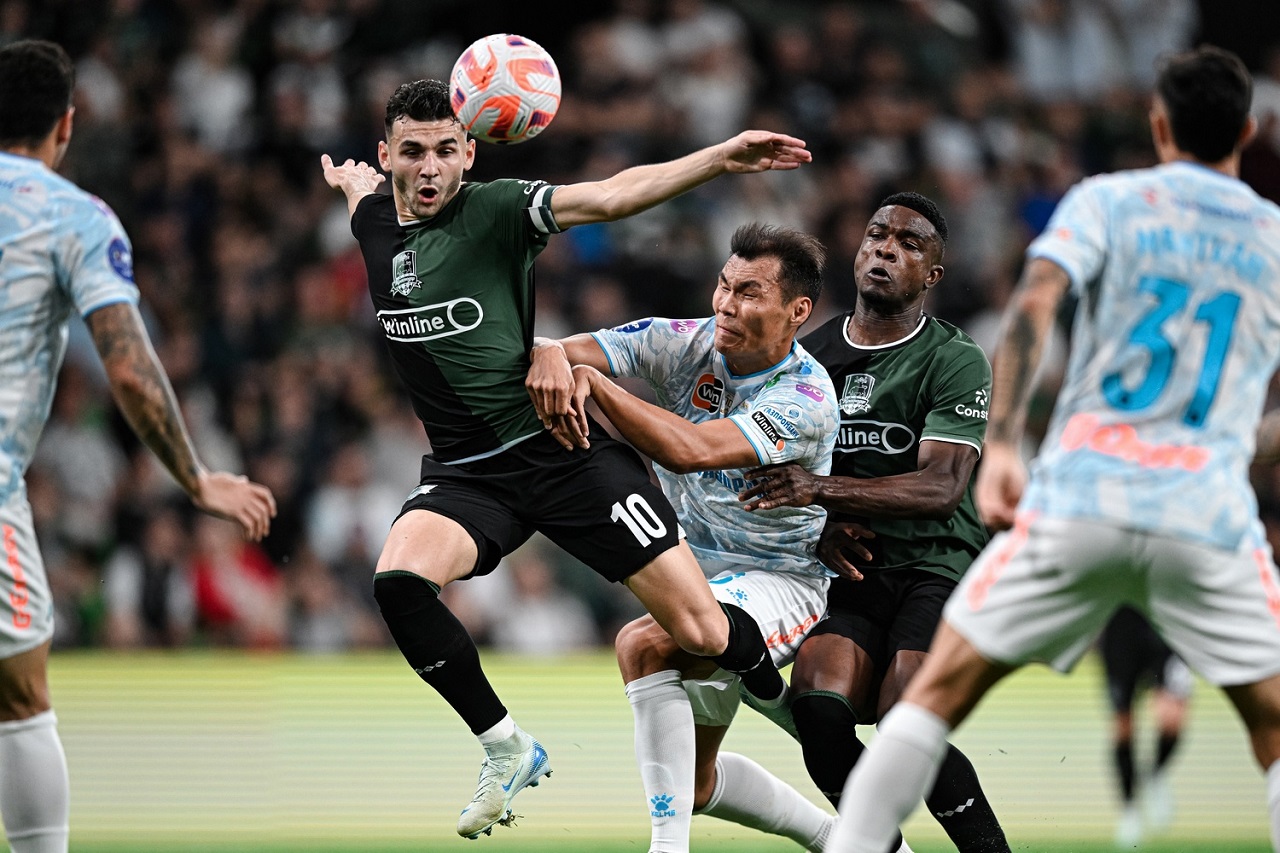 Эдуард Сперцян («Краснодар») и Нуралы Алип («Зенит») (фото: соцсети краснодарского клуба)