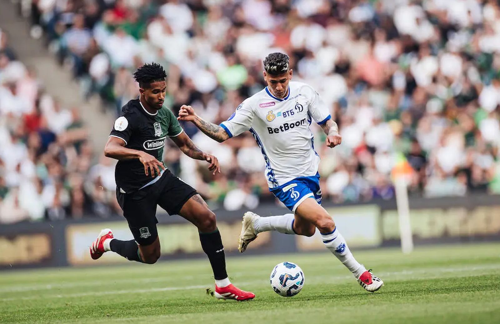 24 мая 2025 года. Кевин Ленини из «Краснодара» и Хорхе Карраскаль из московского «Динамо» в матче РПЛ. Фото: fcdynamo.ru