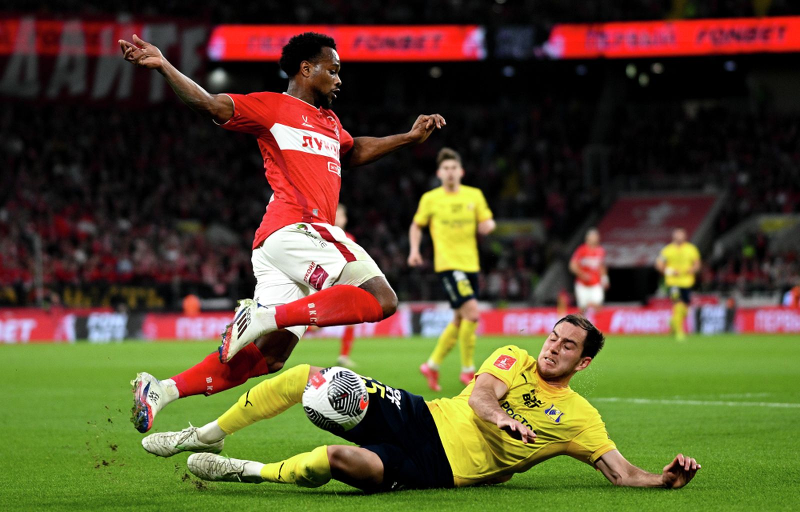 15 мая 2025 года. Ливай Гарсия из «Спартака» и Максим Осипенко из «Ростова» в матче финального этапа Пути регионов FONBET Кубка России. Фото: Алексей Филиппов / РИА Новости ©